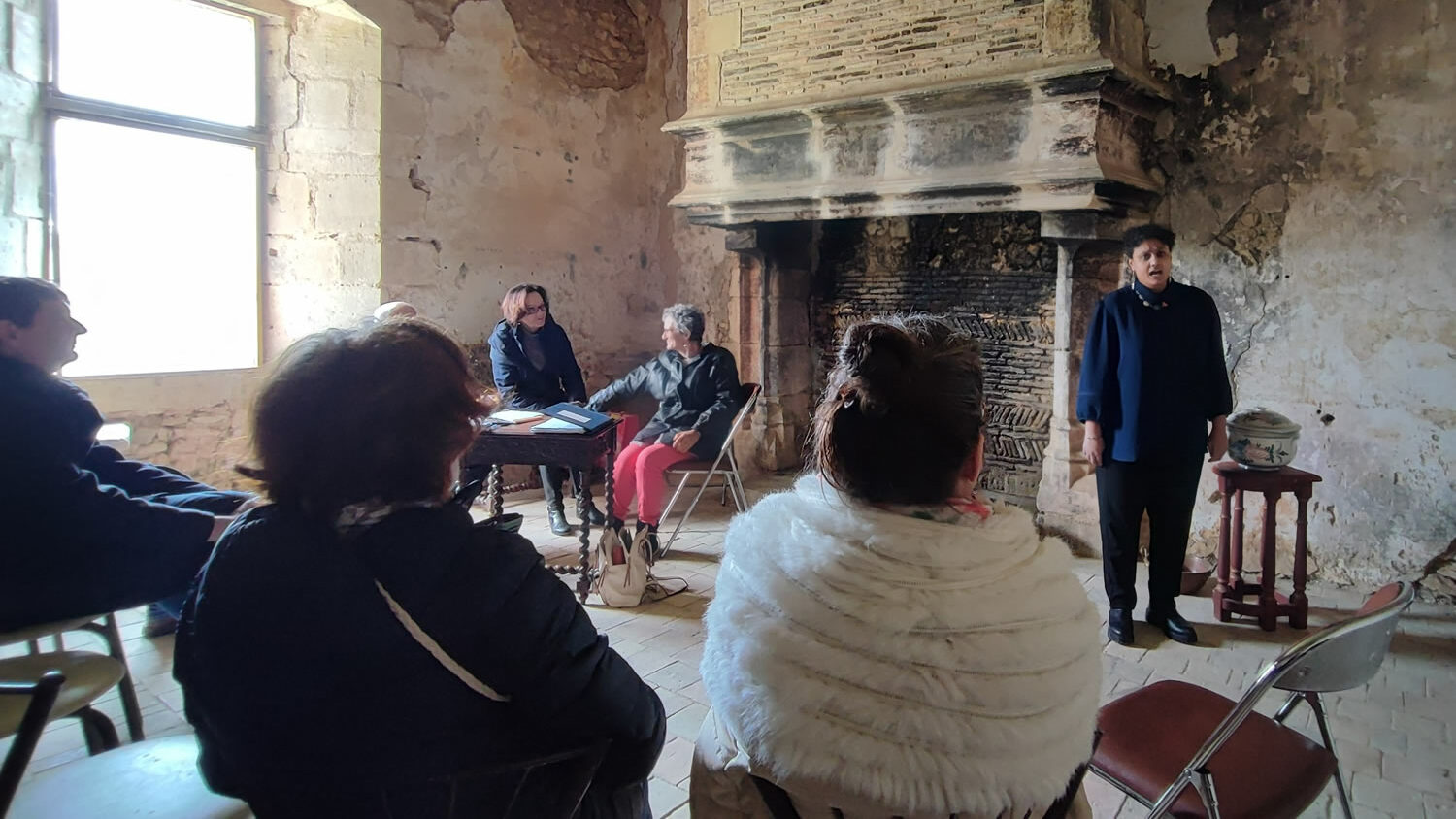 Marie-Najma chante dans la grande salle du château